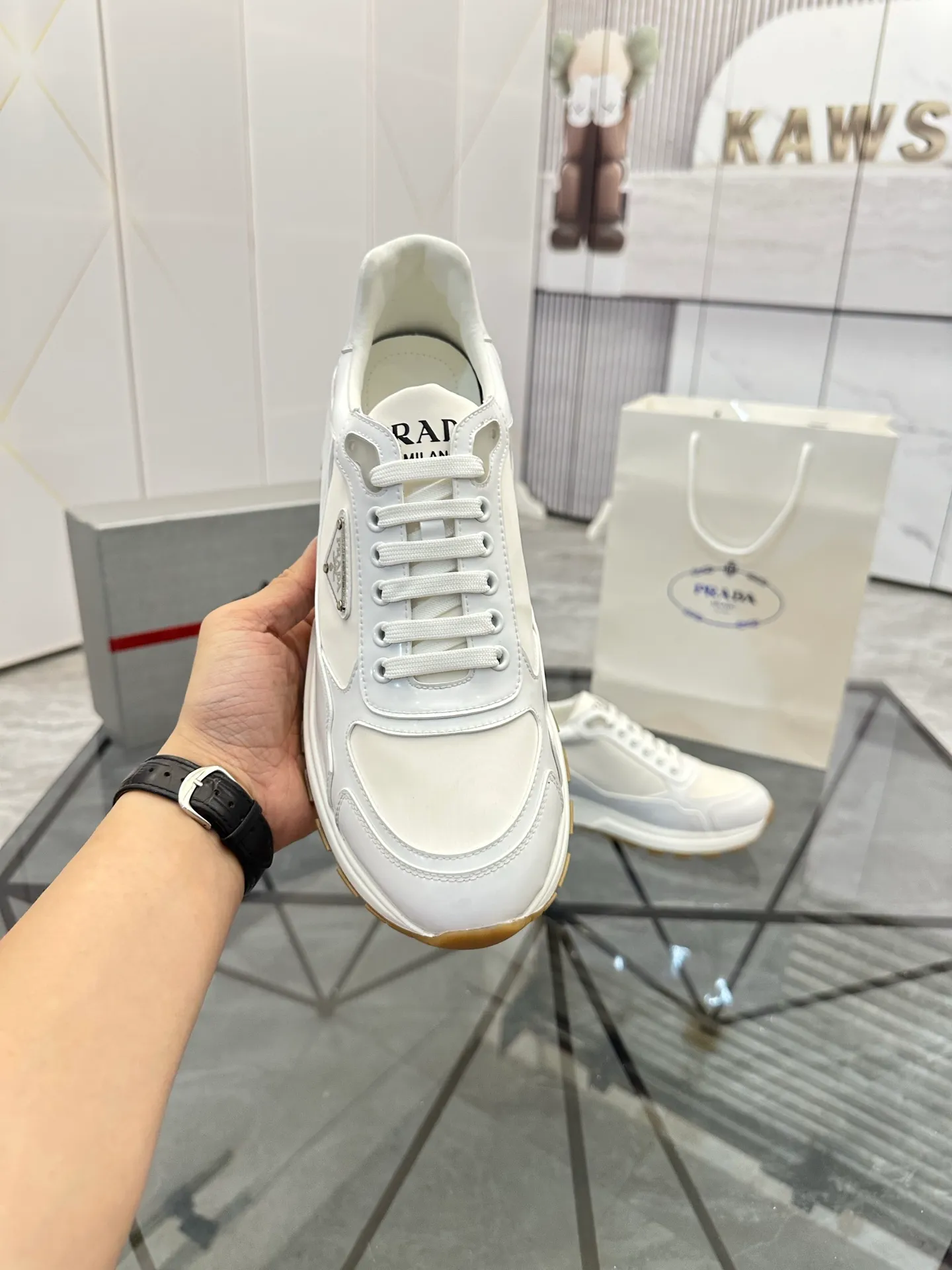 Men's shoes: 💰P580¥ High-end top quality Product trademark: Prada *"Prada*" low-top casual shoes Regular size: 38-45 (can be customized to 46) Product materials: imported first-layer cowhide stitching breathable mesh upper, water-dyed cowhide lining, cowhide foot pads, original ultra-light foam outsole. No.: 001